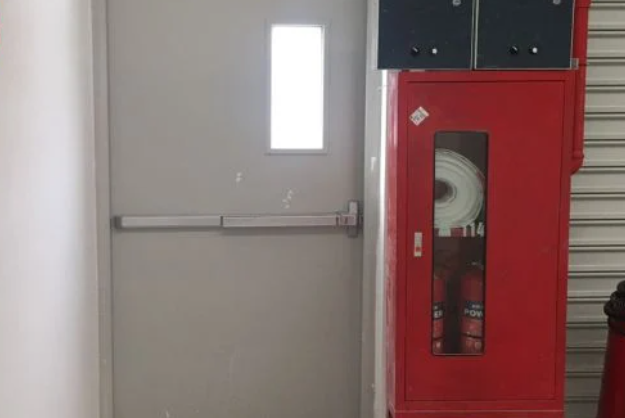 Phạt Nặng Hành Vi Khóa Cửa Thoát Nạn PCCC: Quy Định Và Hậu Quả Pháp Lý